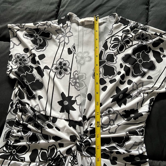 Dress. Knee length - Picture 10 of 16